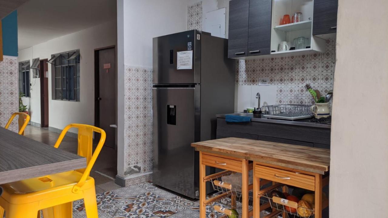 Casa Tuvia Parque Hostel Меделин Екстериор снимка