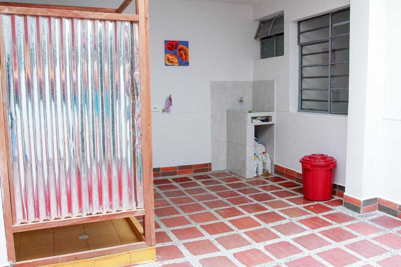 Casa Tuvia Parque Hostel Меделин Екстериор снимка